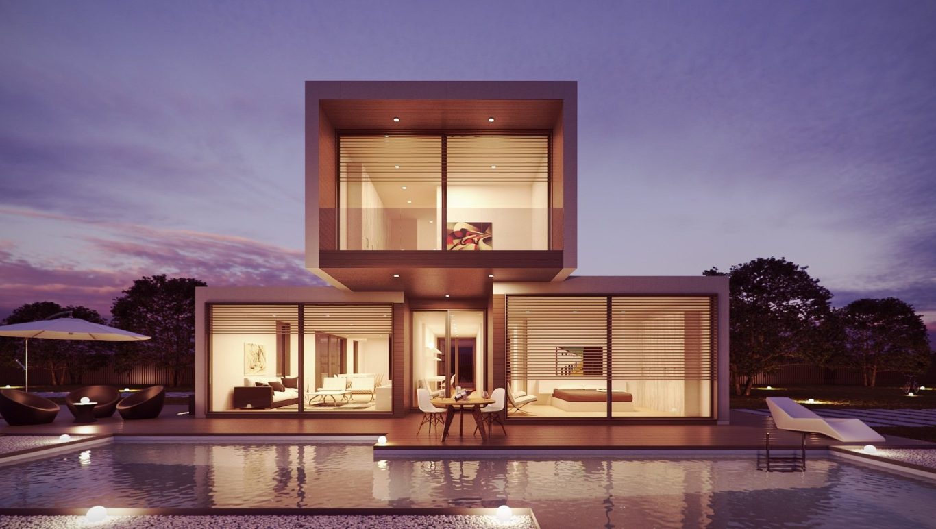 Ahoch2 Mockup Haus mit Solarpanelen auf dem Dach und stylisierter Sonnenstrahlung im Hintergrund.